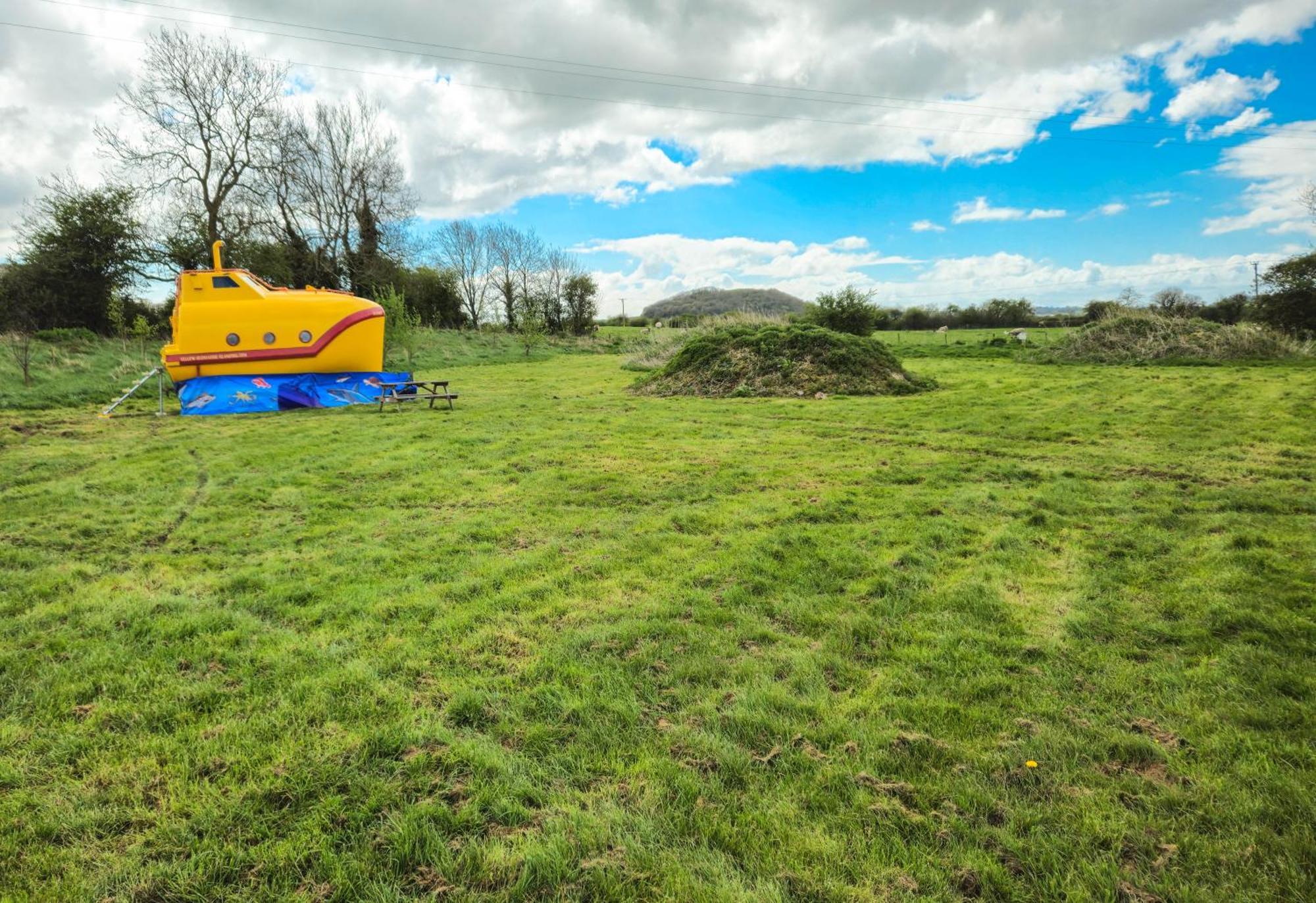The Yellow Submarine Cheddar Dış mekan fotoğraf